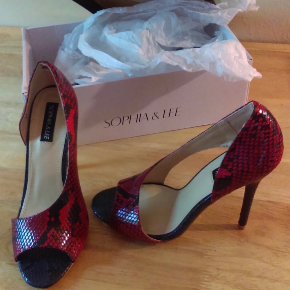 NEW IN BOX- Sophia & Lee Red Gator Heels